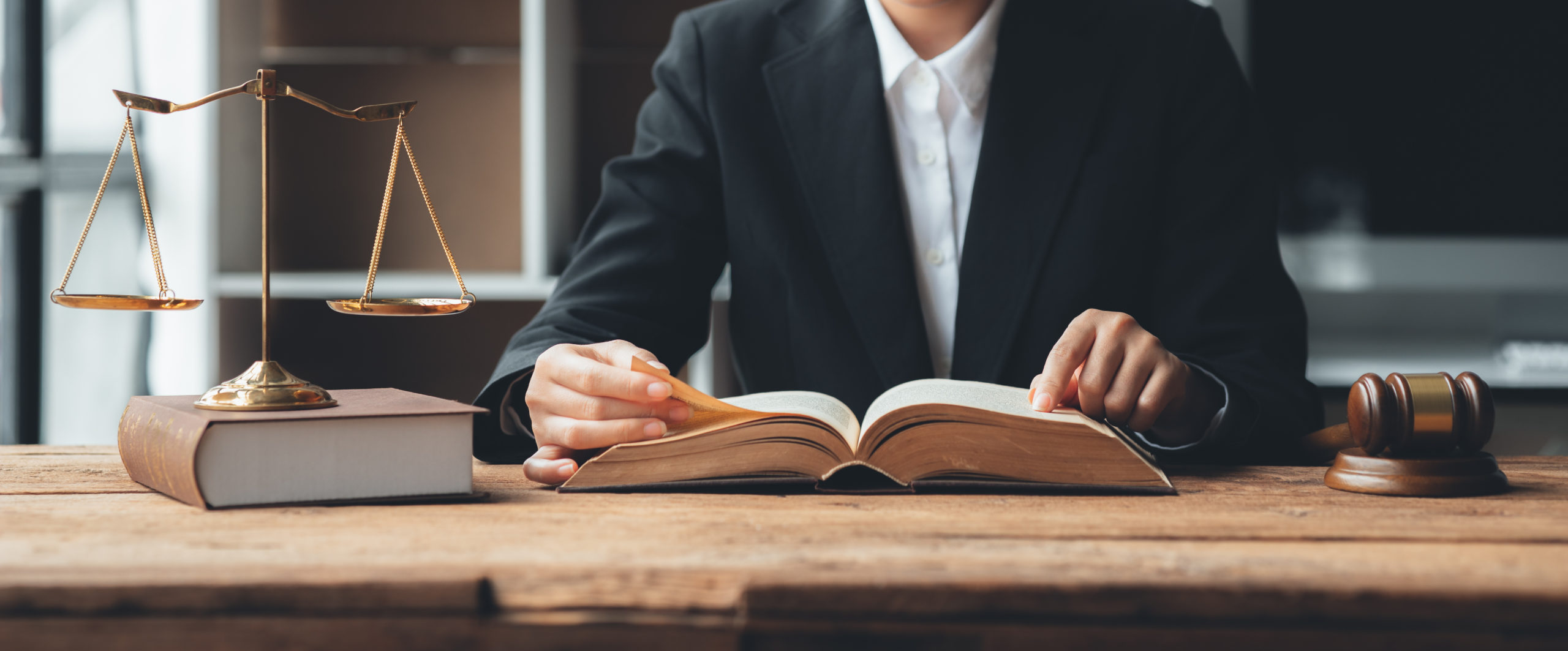 Lawyers read legal books defend their clients' cases, the lawyer